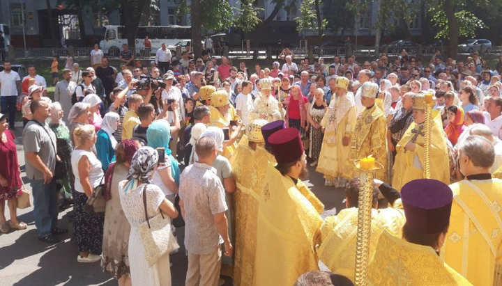 Ο Φιλάρετος Ντενισένκο και οι συμμετέχοντες στην «λιτανεία» του UOC-KP. Φωτογραφία: «Strana.ua»