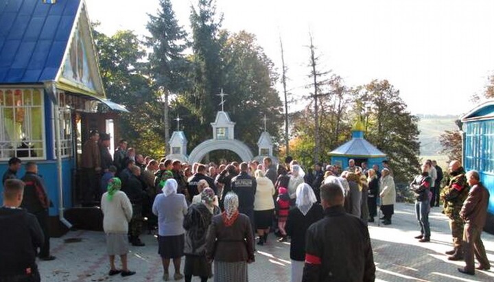 Чому в УПЦ не погоджуються на почергові богослужіння в своїх храмах?