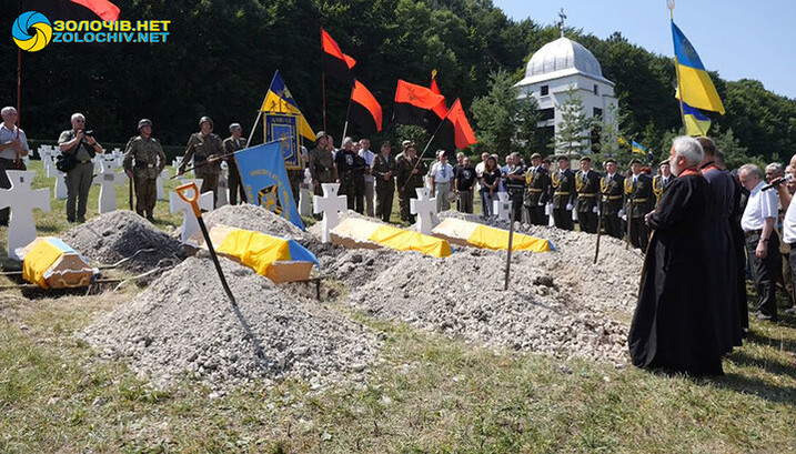 Представители УГКЦ и ПЦУ во время совместных мероприятий по перезахоронению останков бойцов дивизии «СС Галичина». Фото: zolochiv.net