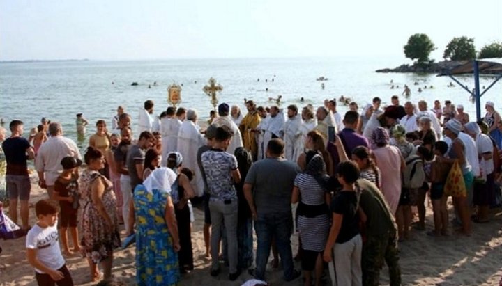 Духовные торжества на берегу Каховского водохранилища. Фото: Криворожская епархия