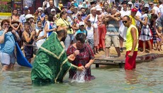 В Євпаторії провели масове хрещення в морі