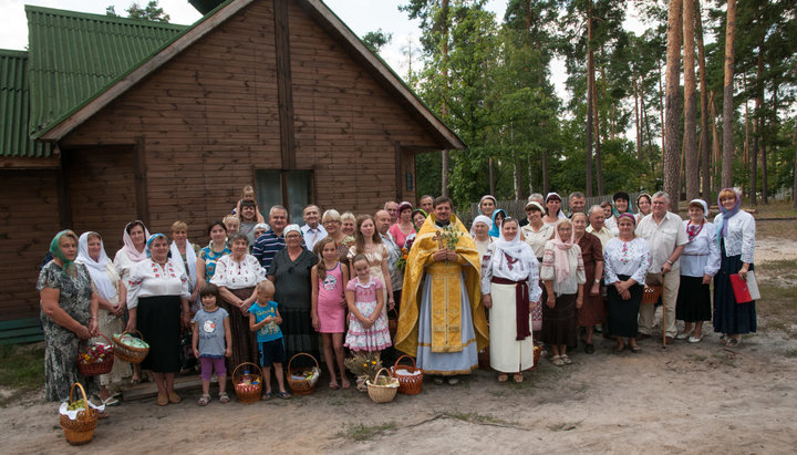 Прихожани храму УПЦ КП в честь мучениць Віри, Надії, Любові і матері їх Софії с. Клавдієво-Тарасове. Фото: www.vnls.org.ua