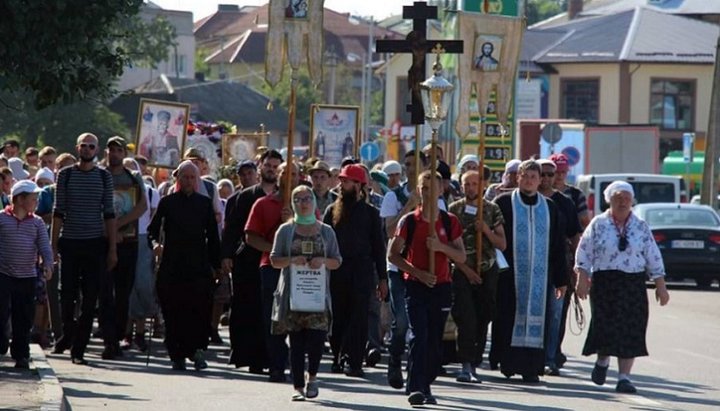 International cross procession from Poland to Pochaev. Photo: Volyn Post