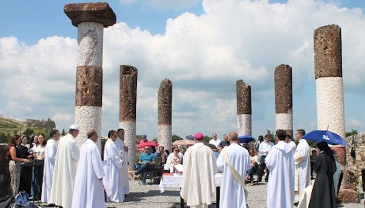 Католическая месса на месте православного храма в Косово. Фото: orthodoxie.com