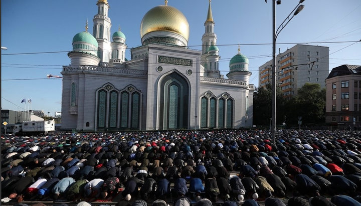 Десятки тысяч верующих мусульман собрались возле главной мечети Москвы на Курбан-Байрам. Фото: rg.ru