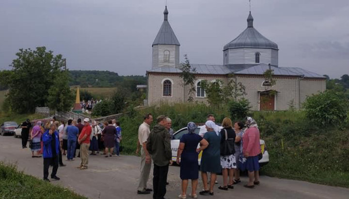 Atacând biserica din Galuzinţî, radicalii au bătut preotul și polițiștii