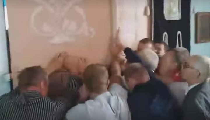 Confruntare în biserica din satul Boblî a Bisericii Ortodoxe Ucrainene. Imagine: screen video