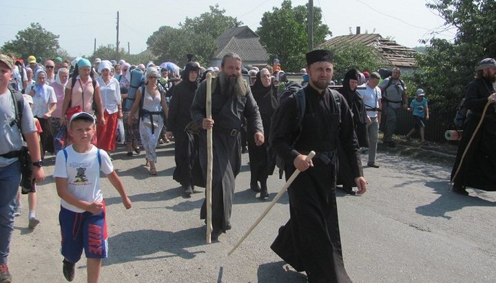 Хресний хід зі Свято-Троицького Браїловського монастиря в Почаївську лавру. Фото: СПЖ