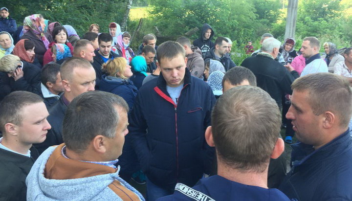 Adepții BOaU cu sprijinul radicalilor locali au incercat să acapareze biserica din Riasniki. Imagine: UJO