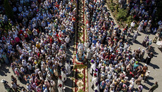 Более 20 000 верующих вышли крестным ходом из Каменца-Подольского в Почаев