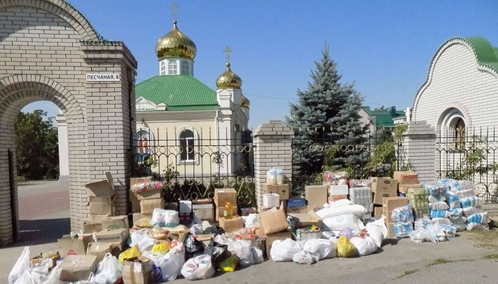 Гуманитарную помощь от Запорожской епархии доставили в Святогорскую лавру. Фото: пресс-служба Запорожской епархии