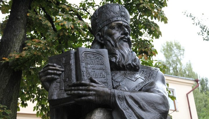 Памятник св. митрополиту Петру Могиле, установленный во дворе КДАиС. Фото: kiev-foto.info