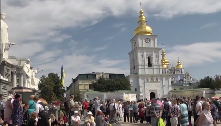 Митинг на Михайловской площади в поддержку Филарета Денисенко и УПЦ КП. Фото: скриншот видео-сюжета «24 канала»