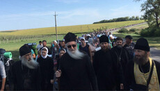 Metropolitans Sergiy and Theodore walk in cross procession to Pochaev Lavra