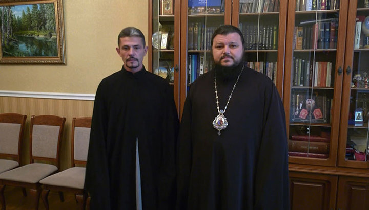 Arhiepiscopul de Berdeansk şi al Litoralului Efrem (Iarinko) şi protoiereul Alexandr Tiutiuma. Imagine: eparhiya.com.ua