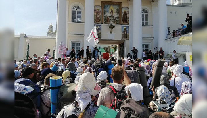 Вхід хресної ходи в Свято-Успенську Почаївську лавру. Фото: Фейсбук