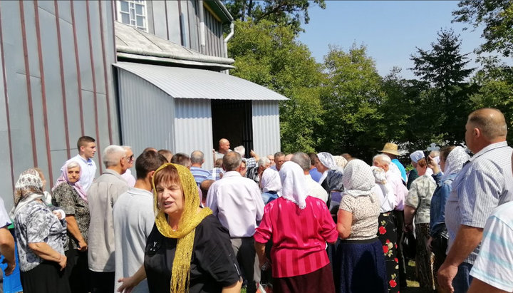 Believers in the village of Mikhalcha closed with themselves the entrance to the church for supporters of the OCU. Photo: Facebook of the press service of Chernovtsy-Bukovina Eparchy