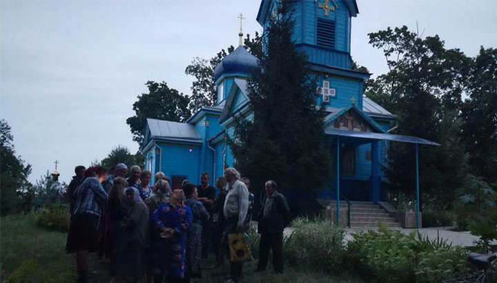 Ενορίτες του Ιερού Ναού της Αγίας Σκέπης στο χωριό Ριασνίκι. Φωτογραφία: spzh.news