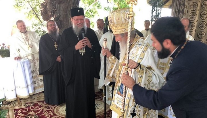 Mitropolitul Meletie îl felicită pe Arhiepiscopul Pimen din partea Întâistătătorului Bisericii Ortodoxe Ucrainene. Imagine: Eparhia Cernăuţilor şi a Bucovinei