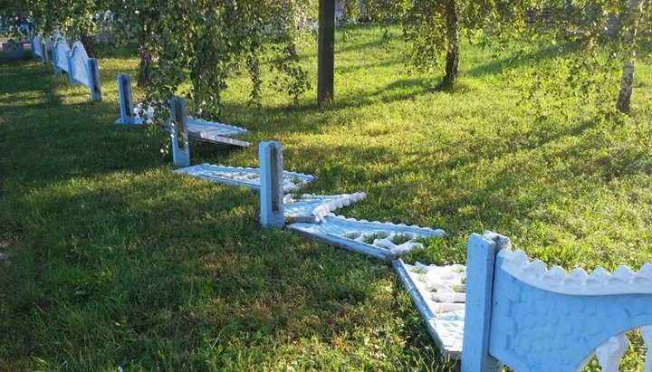 Зруйнована церковна огорожа в селі Гільча Перша. Фото: Рівненськая єпархія