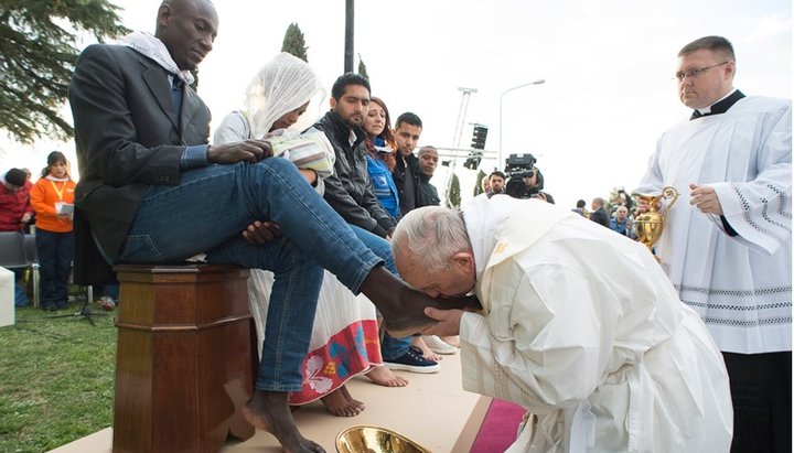 Pope Francis washing migrants’ feet, 2016. Photo: EPA / UPG