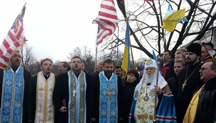 Глава УГКЦ Святослав Шевчук (праворуч від Філарета) під час другого Майдану. Фото: religija.mk