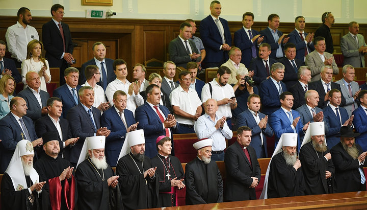 Блаженніший Митрополит Онуфрій і митрополит Антоній на урочистому заседанні в Верховній Раді. Фото: pomisna.info