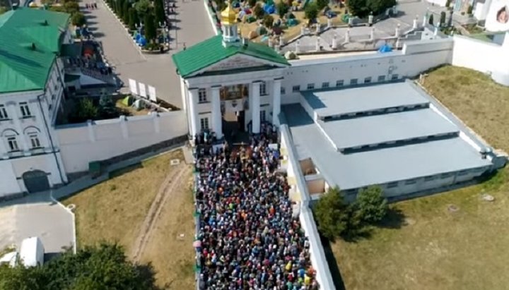 Numerous cross procession from Brailov reaches Pochaev Lavra