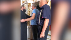 Activiștii BOaU l-au scos afară pe episcopul Pimen din biserica din Kopytiv