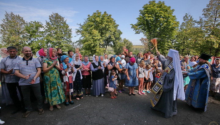 В селі Нікольське урочисто відкрили школу початкових класів на честь Володимирської ікони Божої Матері. Фото: Svlavra.church.ua