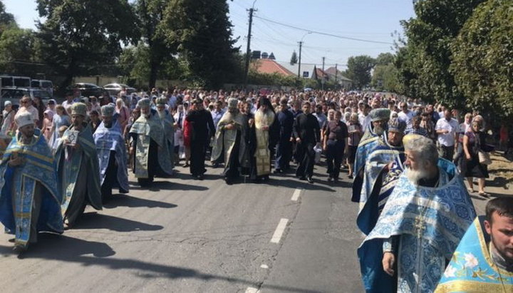 В Хустській єпархії прошов хресний хід за мир в Україні. Фото: Orthodoxkhust.org.ua.