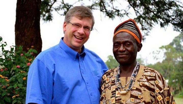 Переводчик Библии Ангус Фунг (справа) и президент Tearfund Canada Уэйн Джонсон. Вум, Камерун. Фото: Алекс Николс