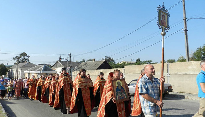 Крестный ход с мощами священноисповедника Феодосия Мелитопольского. Фото: hramzp.ua