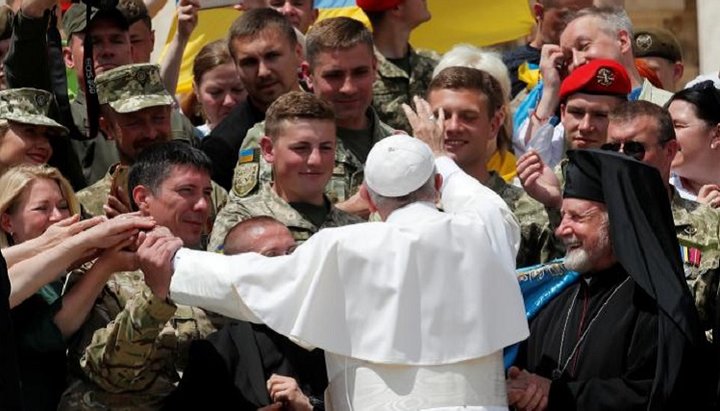 Papa de la Roma Francisc salută soldaţii armatei ucrainene în Vatican, luna mai 2019. Imagine: Reuters