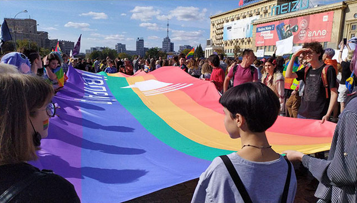 У Харкові провели перший в історії міста гей-парад. Фото: Status quo