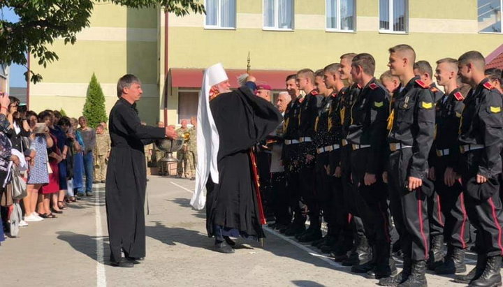 Митрополит Феодор (Мамасуев) благословляет курсантов лицея. Фото: m-church.org.ua