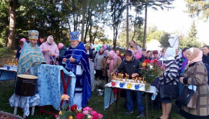 Громада відібраного храму в Кусиківцях зустріла свято просто неба.Фото: eparhia.vinnica.ua