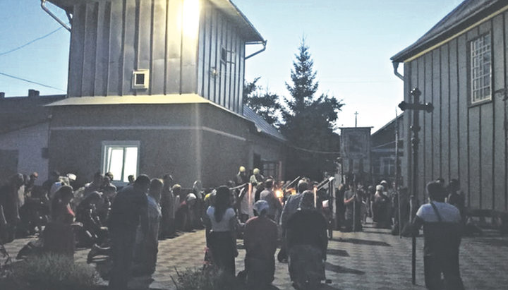 Румуномовні віруючі УПЦ підтримують громаду храму в селі Михальче. Фото: vesti.ua