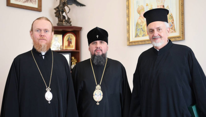 Митрополит Эммануил (крайний справа), Епифаний Думенко (в центре) и Евстратий Зоря. Фото: «Ромфея»
