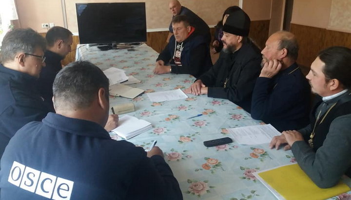 Credincioşii din sat. Boblî, regiunea Volyn, le-au povestit reprezentanţilor OSCE despre conflictul religios. Imagine: facebook.com