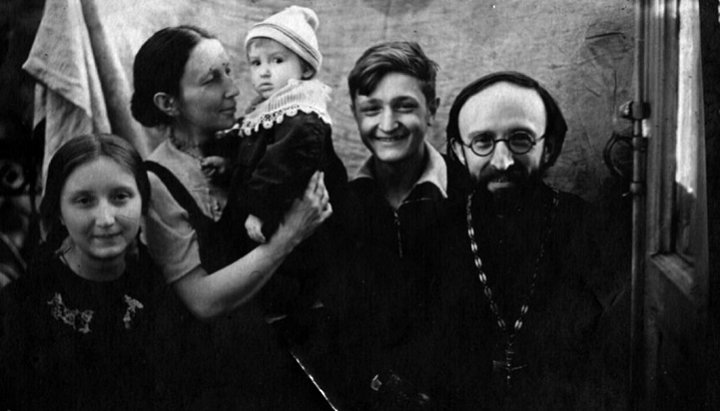 Священник Алексей Глаголев с семьей. Фото: clement.kiev.ua