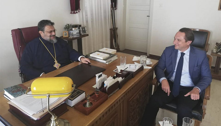 Ambasadorul Ucrainei în Grecia Serghei Şutenko şi Mitropolitul Hrisostom (Pulupatis) de Messina. Imagine: Facebook