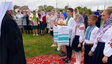 Митрополит Владимир навестил общину захваченного храма УПЦ в Старых Кошарах