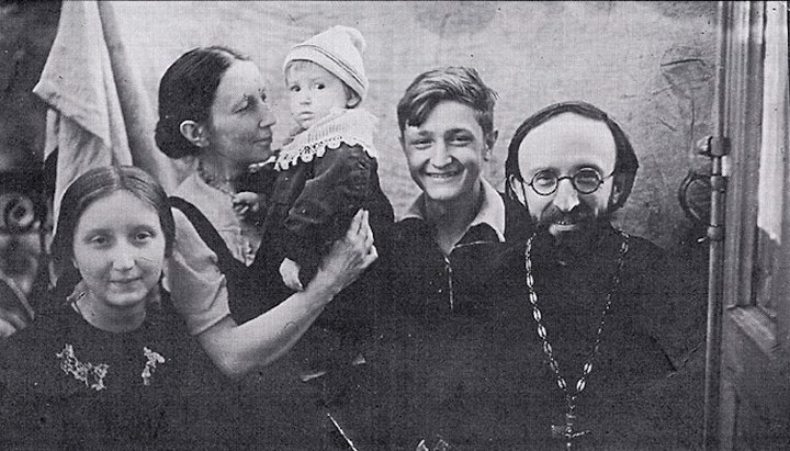 Протоиерей Алексей Глаголев с семьей. Фото: yadvashem.org