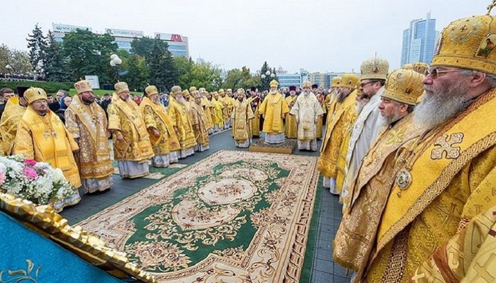 Архіпастирі звершили святкову літургію на площі перед Свято-Духовим кафедральним собором у Мінську. Фото: Православие.ru