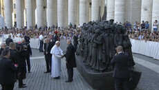 Папа римский открыл в Ватикане памятник мигрантам