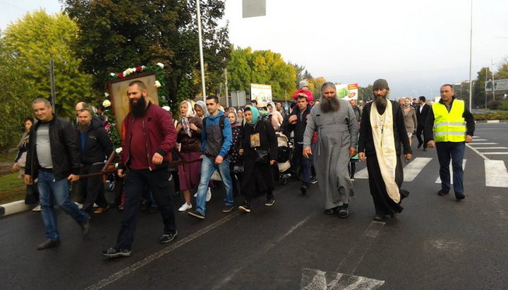 В Ужгороде пройшла хресна хода з іконою Божої Матері «Призри на смирення». Фото: m-church.org.ua