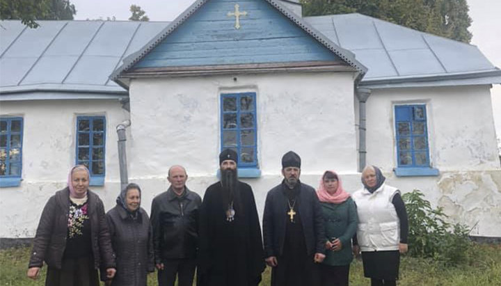 Митрополит Вінницький і Барський Варсонофій біля храму на честь великомученика Георгія Побідоносця. Фото: Facebook