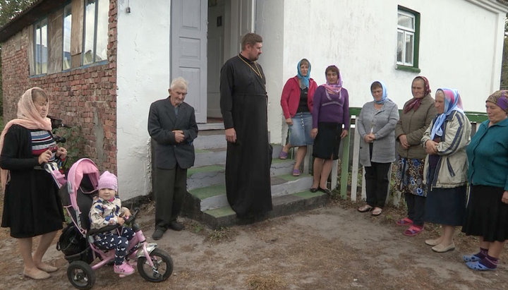 Прихожане общины УПЦ в селе Постойное. Фото: СПЖ