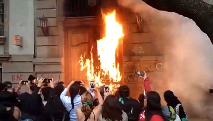 Во время проабортного марша в Мехико женщины подожгли двери нескольких зданий.Фото: CREDO